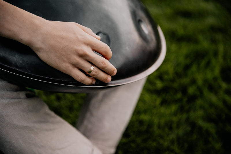 handpan, hang drum, vibration, noir, homme qui joue du handpan, instrument